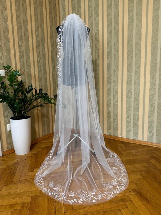 Chapel Length Dandelion Lace Veil main image 4